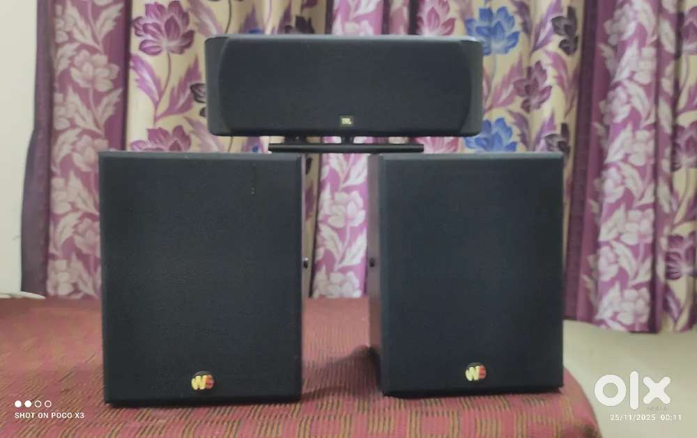 AVR SPEAKERS WITH WALL MOUNT STAND