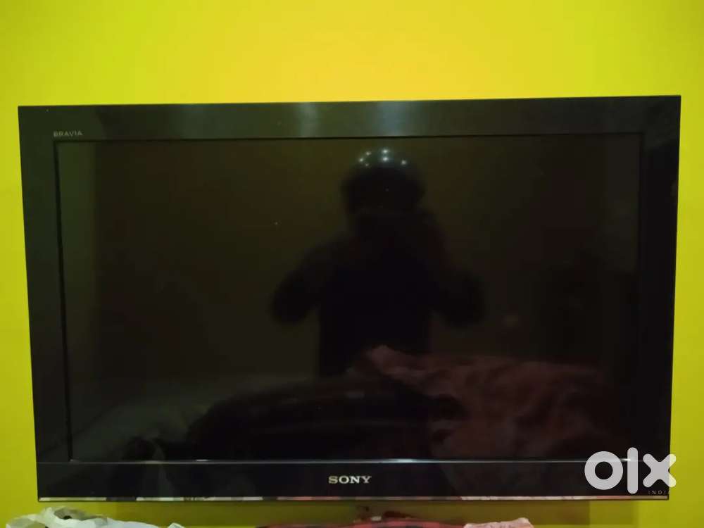 SONY TV 32 INCHES WITH LINES ON THE LCD.