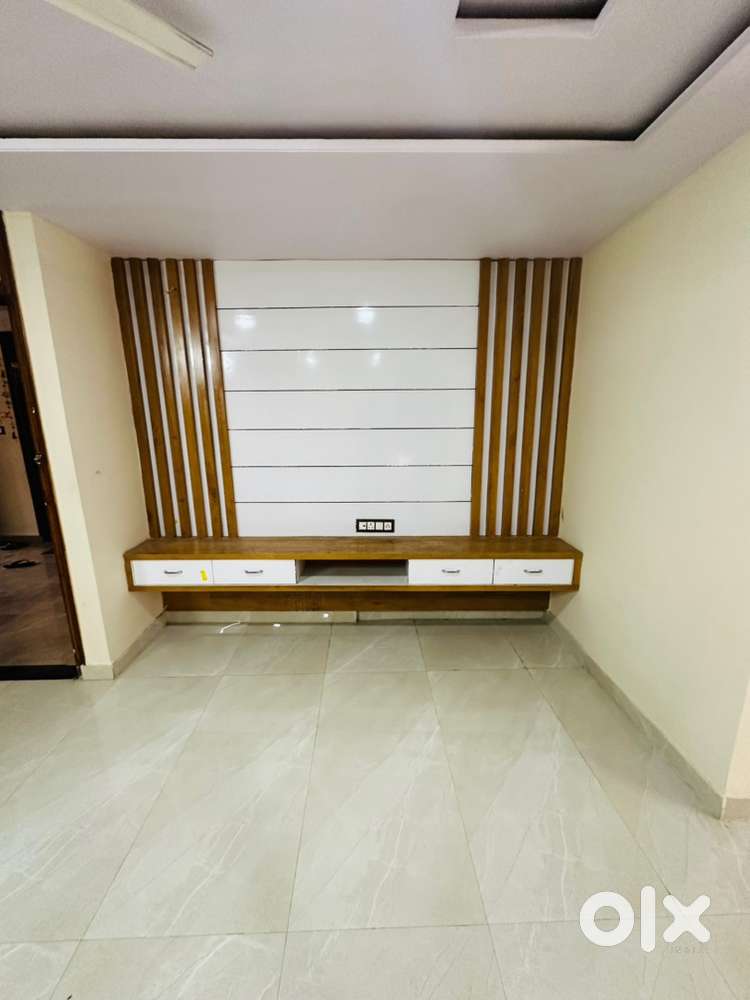 3bhk semi furnished in gated township indepndent flat no reatrictions