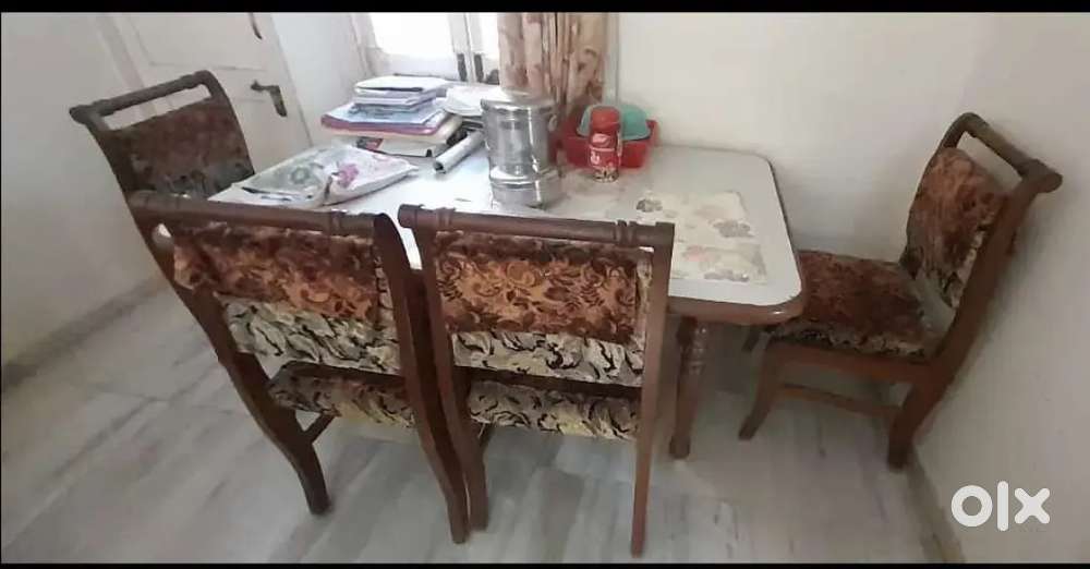 Dinning table with 4 chair