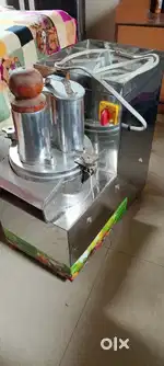Vegetable cutting machine