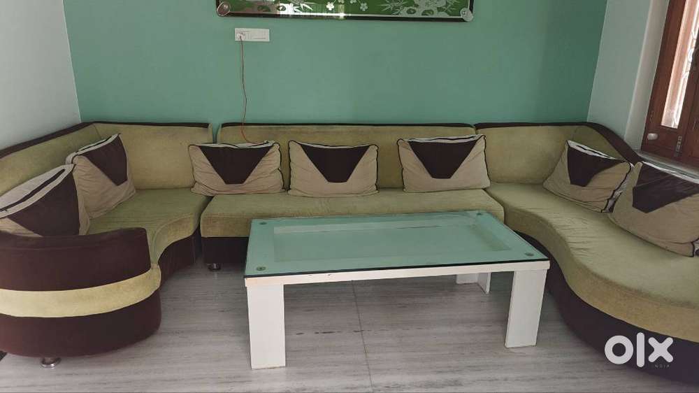 Sofa set with 7 Pillows in Good Condition For Sale