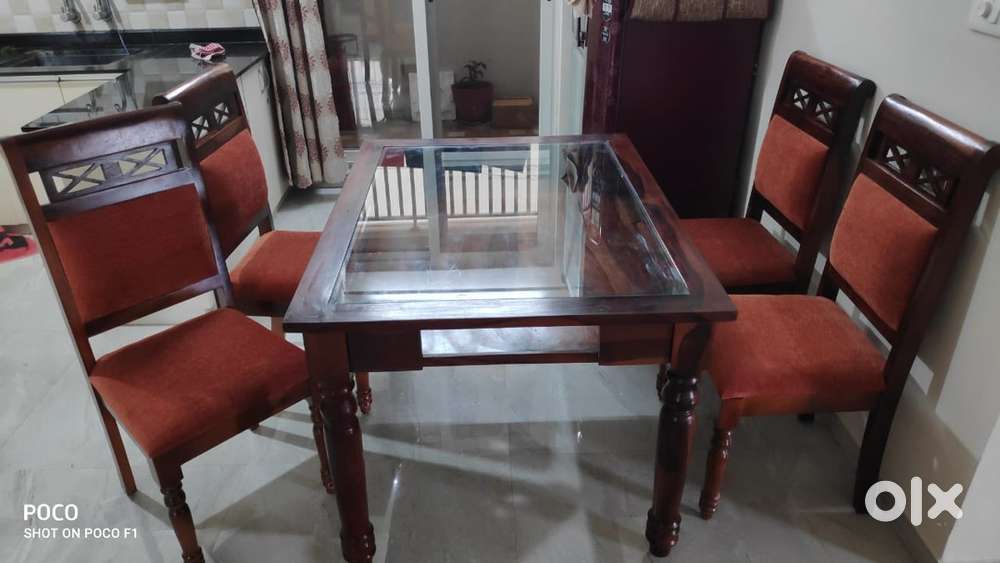 Dinning table - 4 chair cushioned