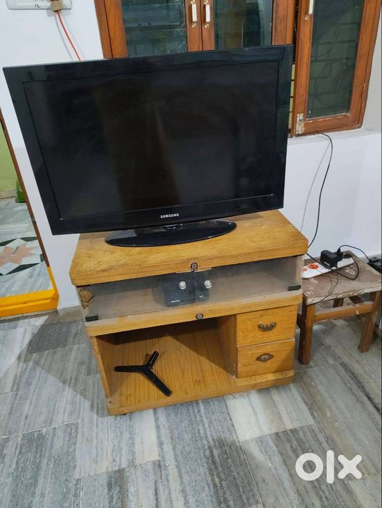 Samsung TV  HD 32 inches with TV Table