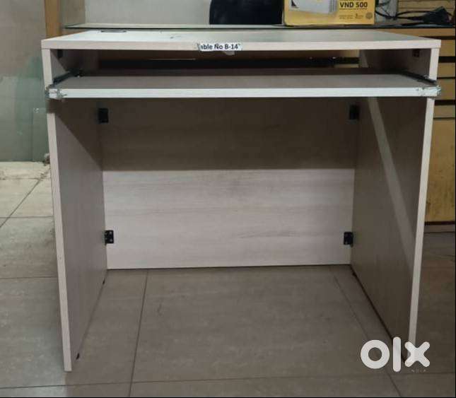 BULK COMPUTER TABLE SALE – 51 PREMIUM UNITS AVAILABLE!