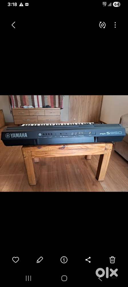 Yamaha psr s950 brand new  condition but small lines on display