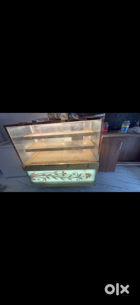 Display cake counter