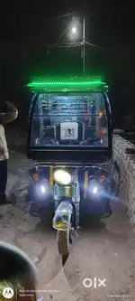 मैं अपना बैटरी रिक्शा बेच रहा हूं जिसकी मुझे पैसे की जरूरत हैं