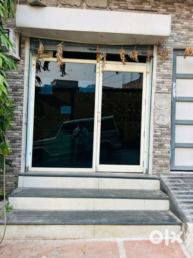 Rent par office dena hai full furnished