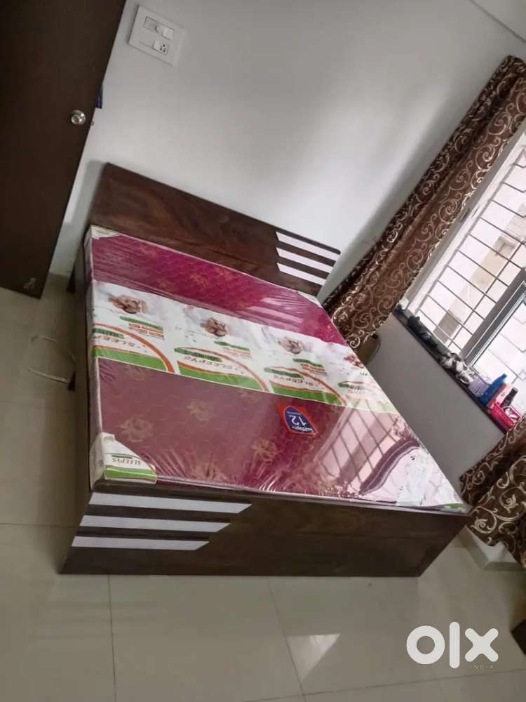 Non storage bed size 5/6 with mattress