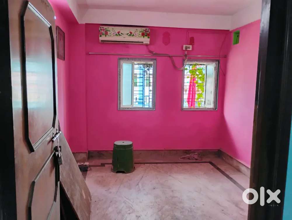 Road-Facing 3BHK, 2 Baths + Large Hall — 1km to Howrah Maidan Metro