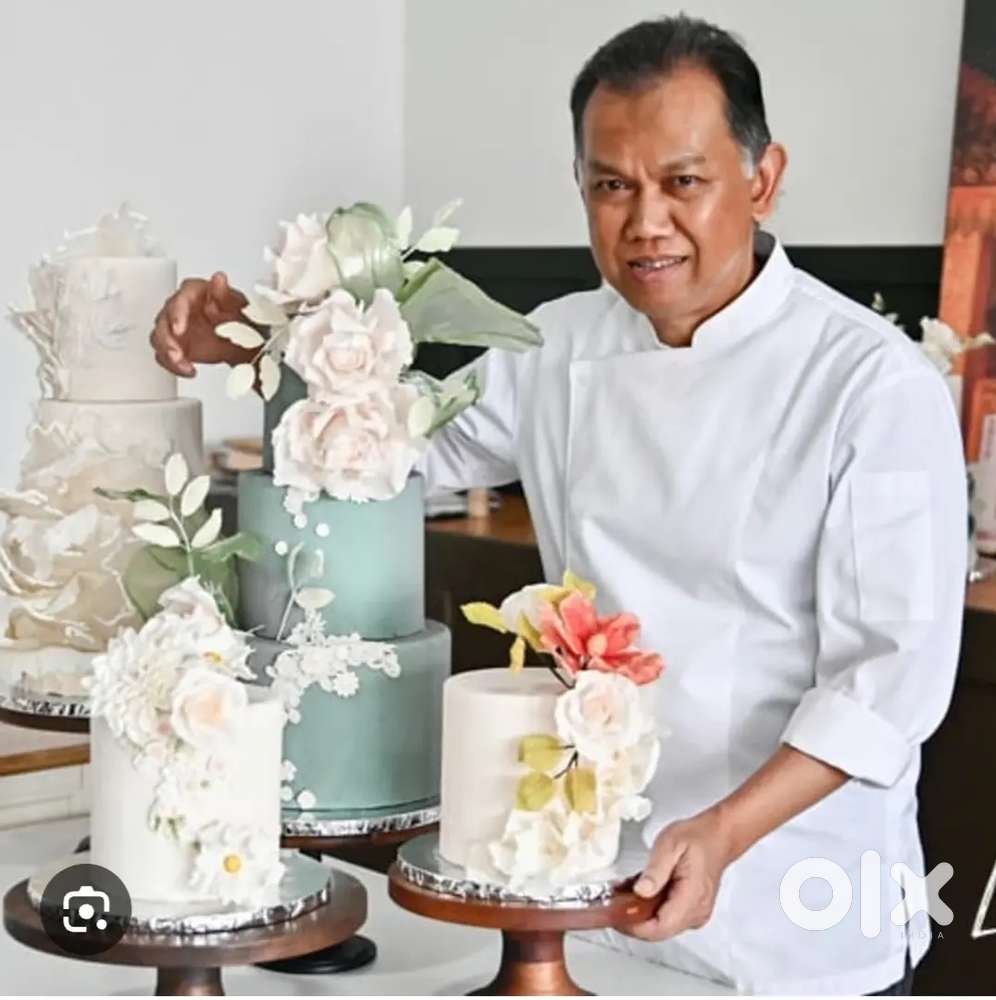 We are looking for commi 1 to make cakes and bakery tasks ⁸