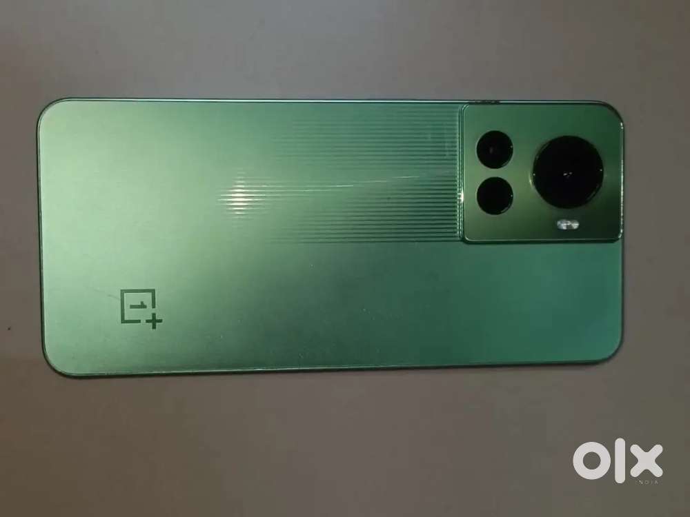 128/8gb 3years old good camera phone only mobile and box