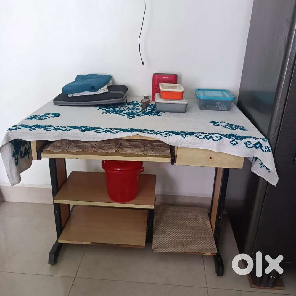 Computer table