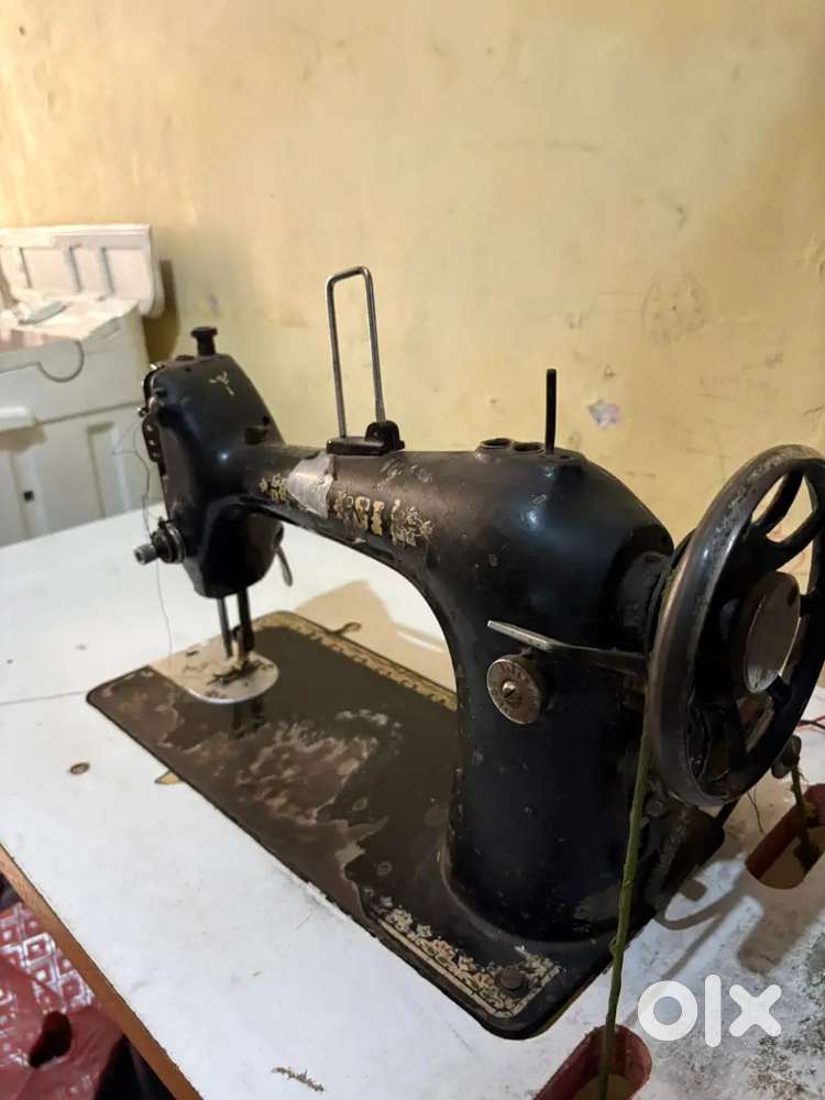 Sweing machine with paddle