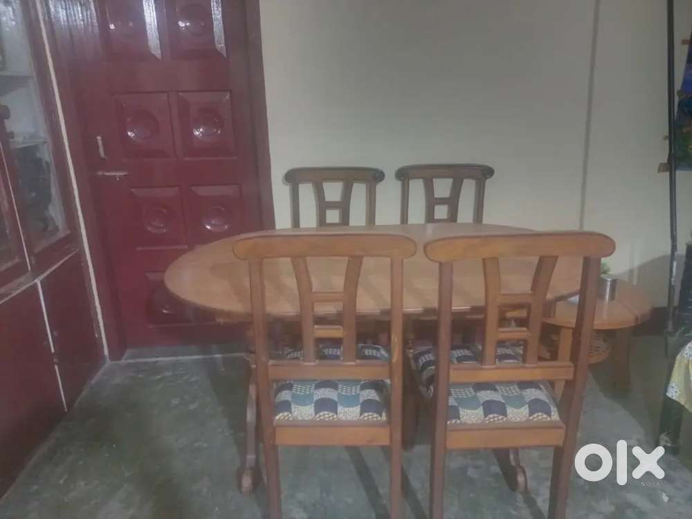 Well maintained Dinning table
