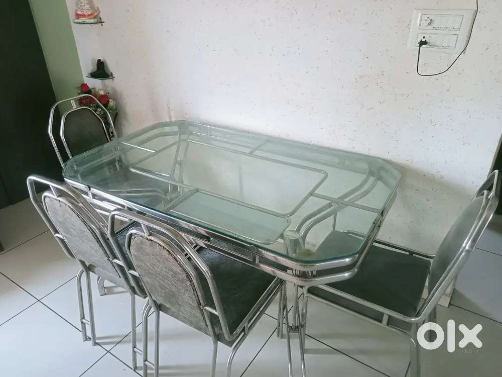 ડાઇનિંગ ટેબલ