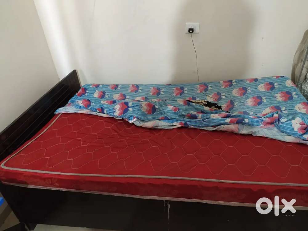 6*4 memory foam mattress and foldable computer table