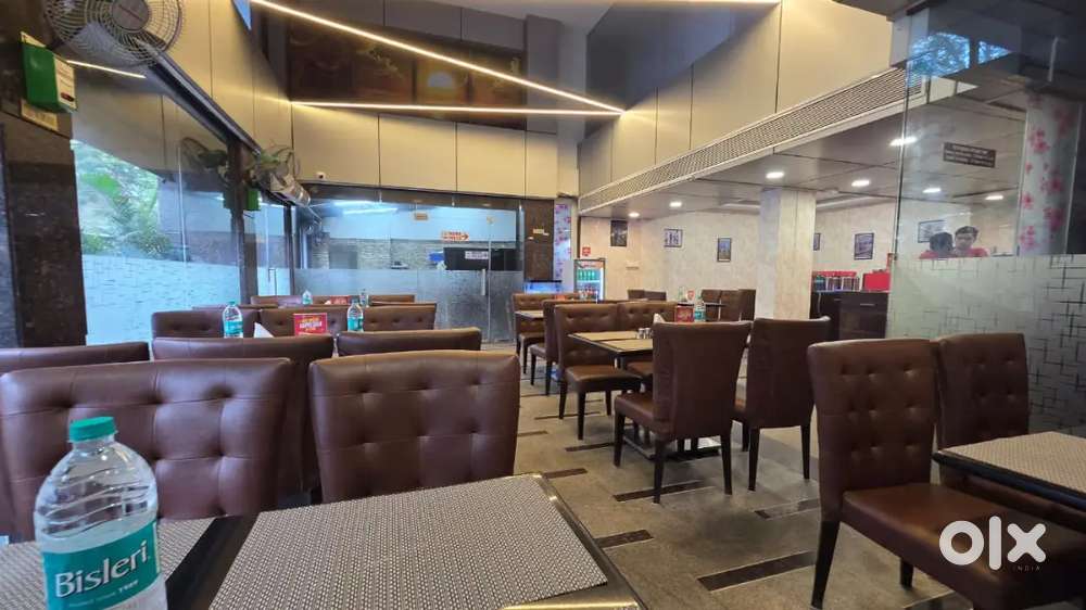 Restaurant captain, restaurant waiter