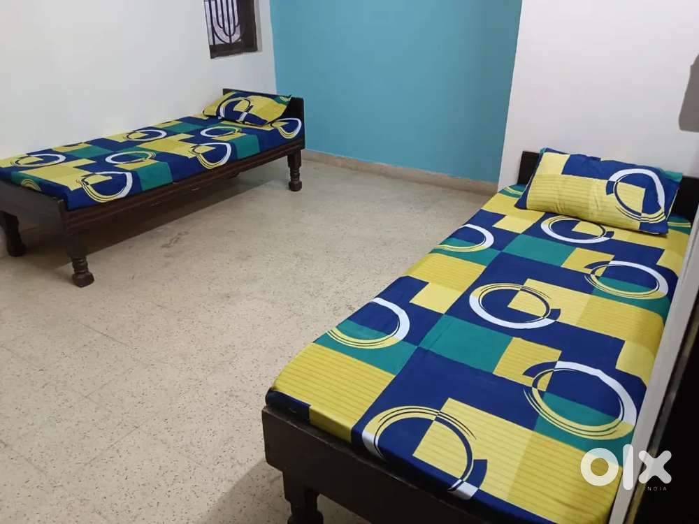 Boys pg available at fatehgunj (jayesh colony)
