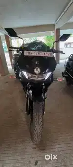 Hero Xtreme 200s Black Color
