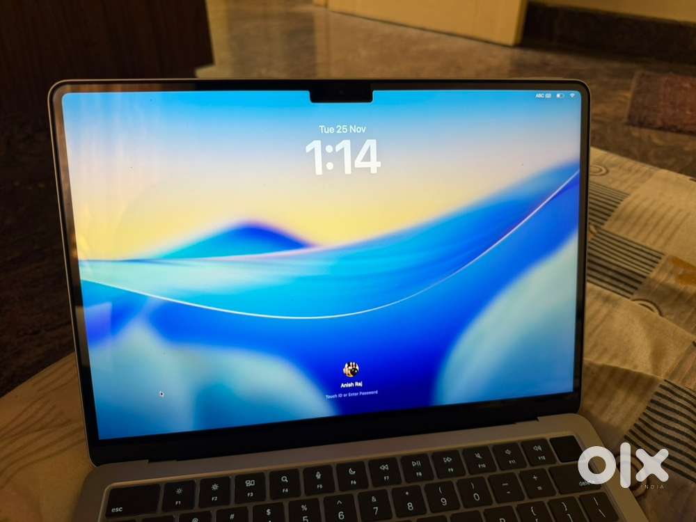 Apple Macbook Air M4 16GB 256GB 6 month old