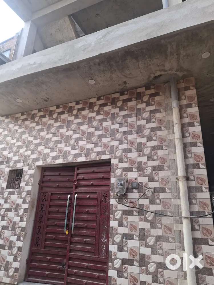 Rent ke liye available Hai main hussainabad ghantaghr ke paas