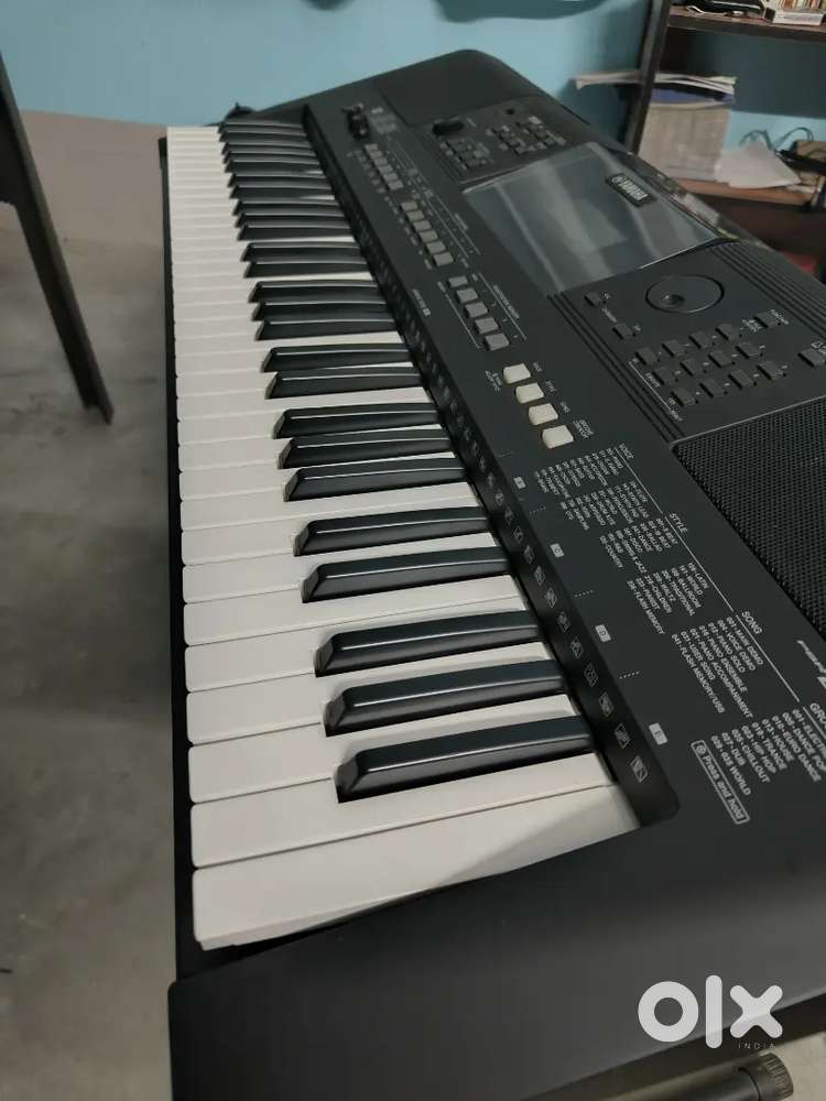 Yamaha PSR -E463 keyboard ( digital piano) synthesizer