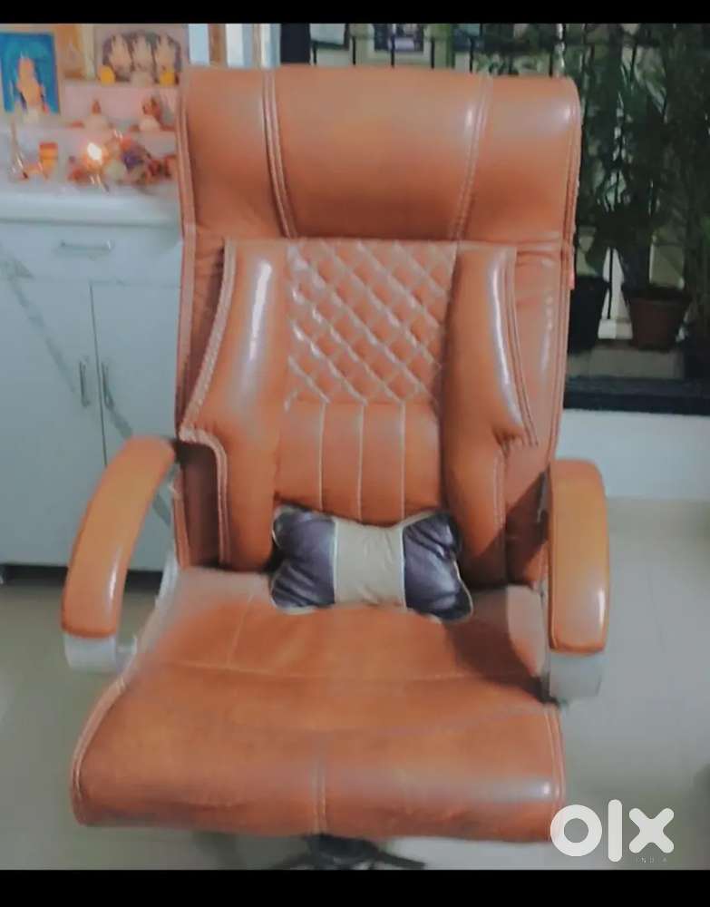 Luxurious office chair / computer table chair