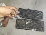Keyboard computer wali cable and blutooth air buds.bhi hai