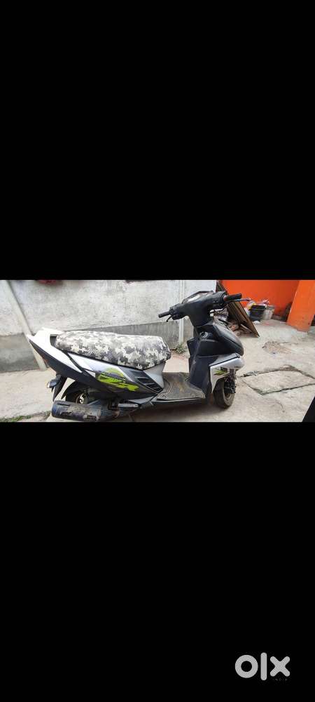 Yamaha ray zr petrol scooty