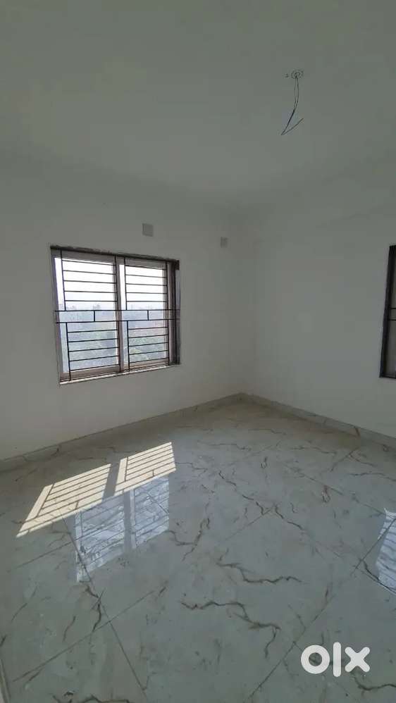 1 job holder girl roommates need(job person)