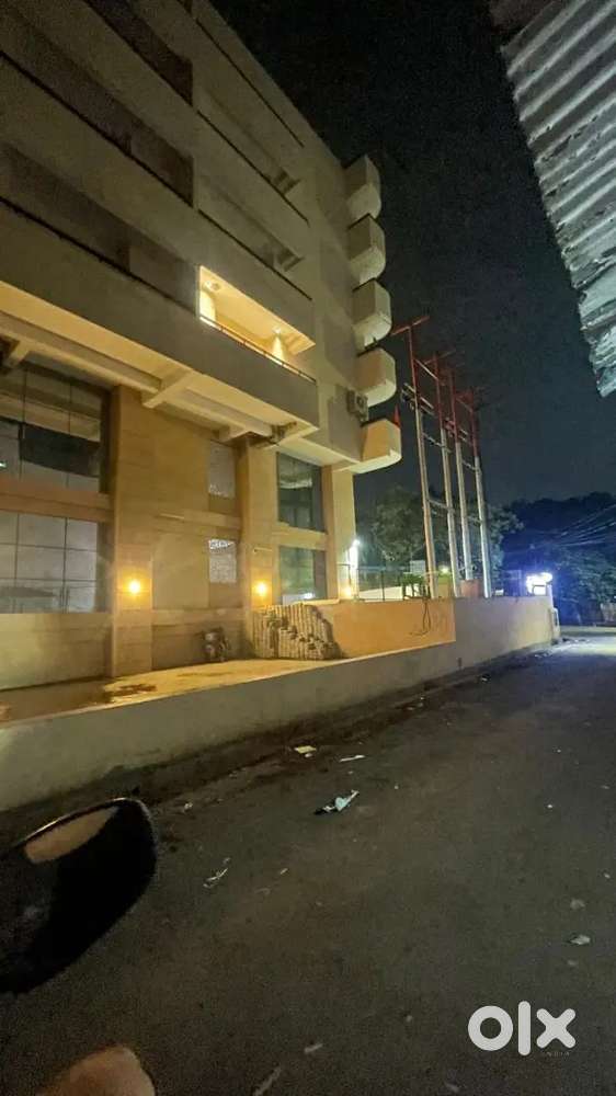 Show at hazratganj -Auto market