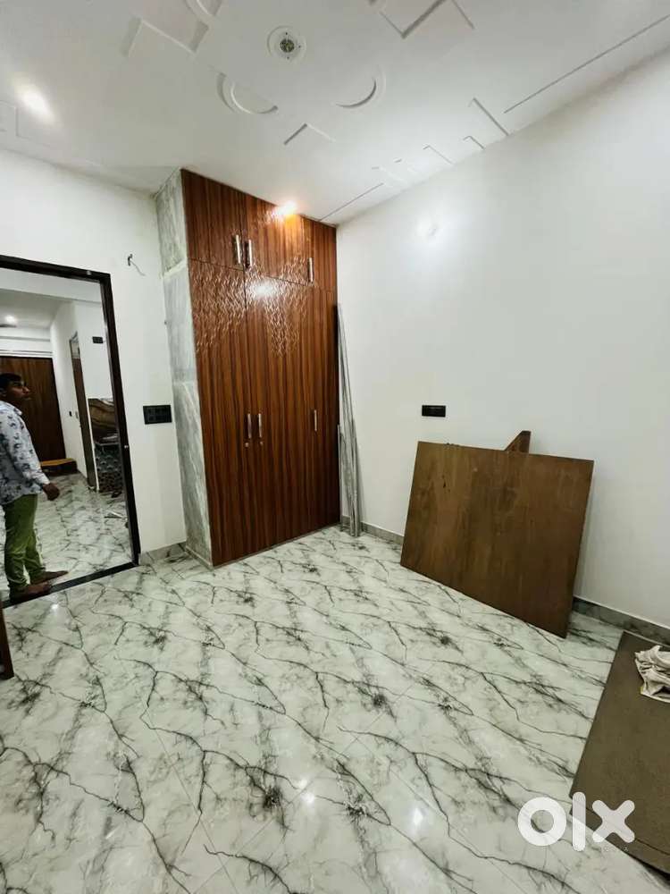 1Bhk Semi Furnished Seprate फ्लोर किराये पर खाली है Sector-62-64-65 मे