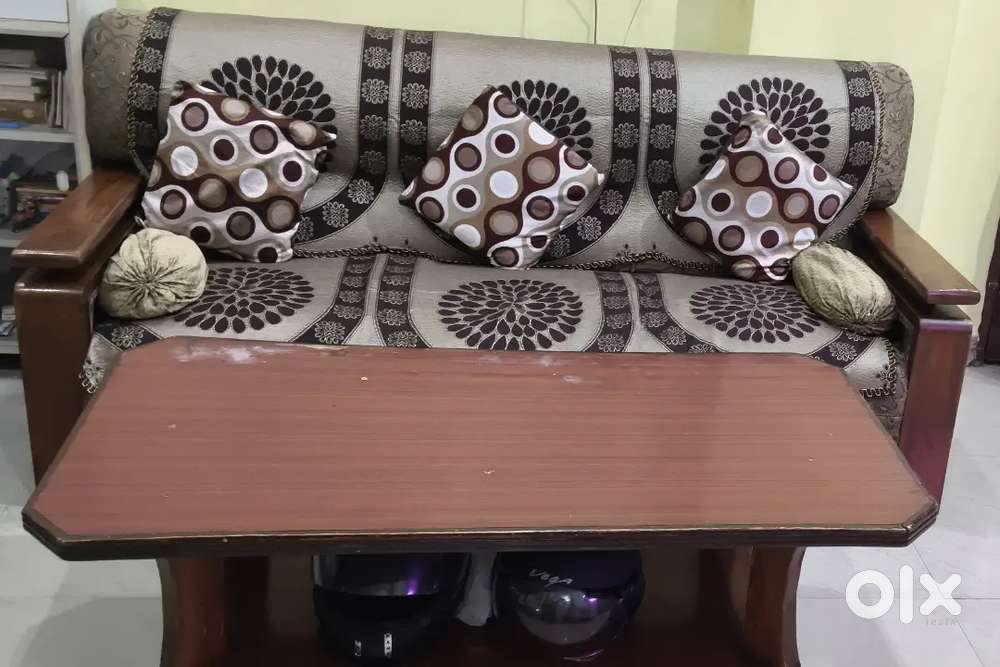 Selling sofa set with table