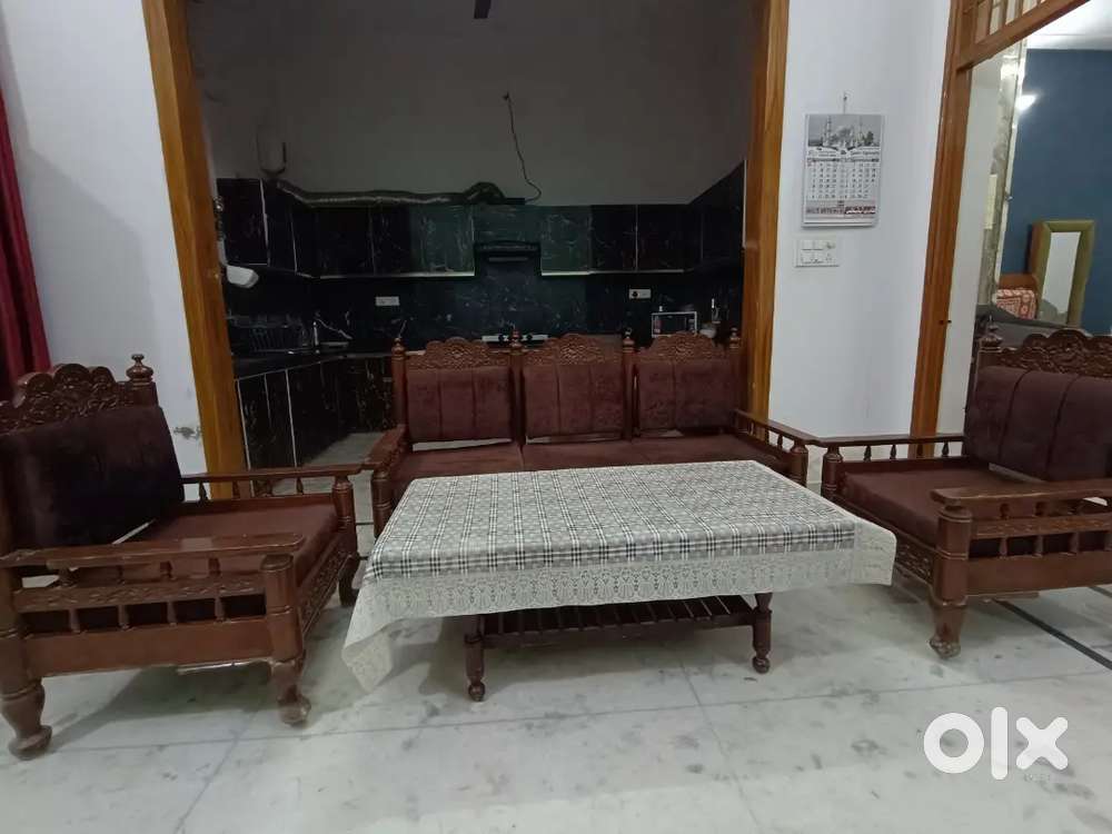 5 Seater Wooden Sofa Set with Center Table, Superb Condition