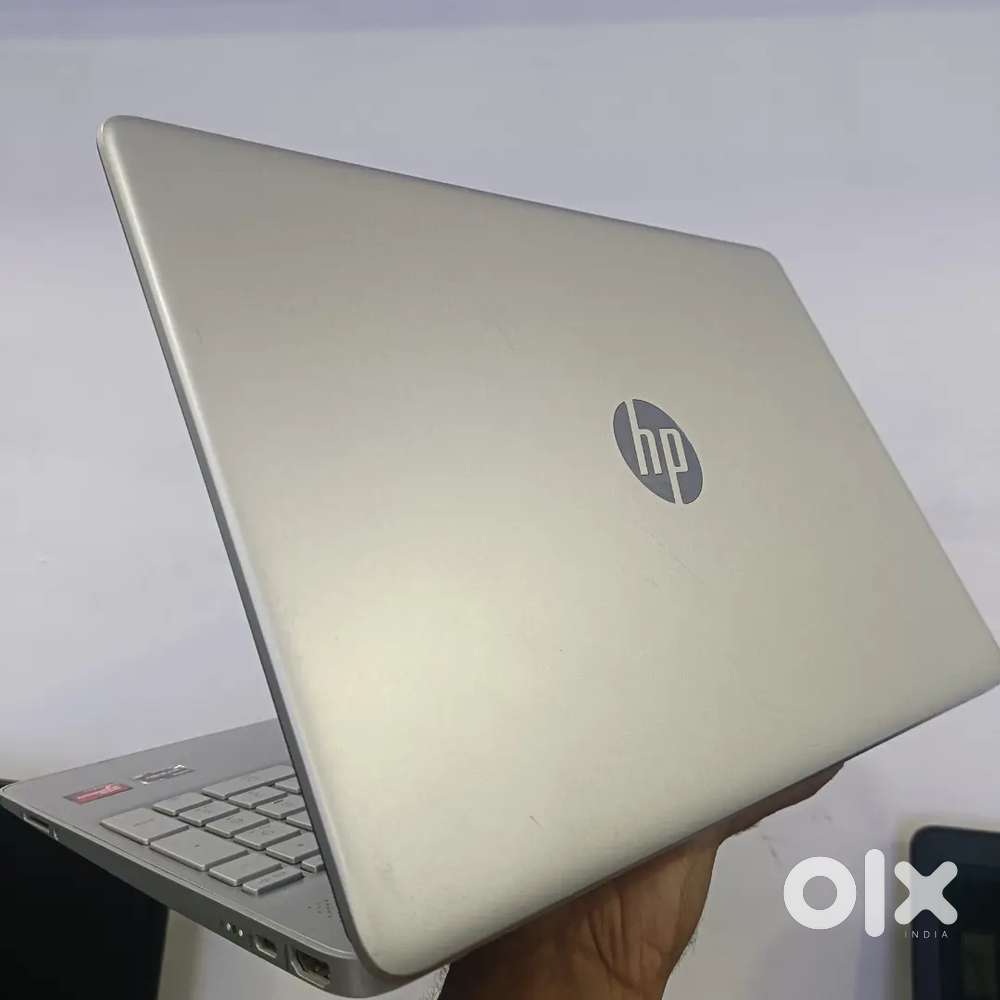 HP AMD Ryzen 5 5000  
AMD Radeon Graphics 
8GB Ram 
256 GB Nvme 
15.6
