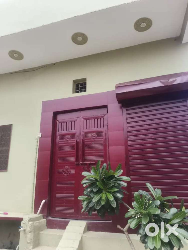 चिरौड़ी लोनी में पचास गज जमीन से मकान बढ़िया बना हुआ