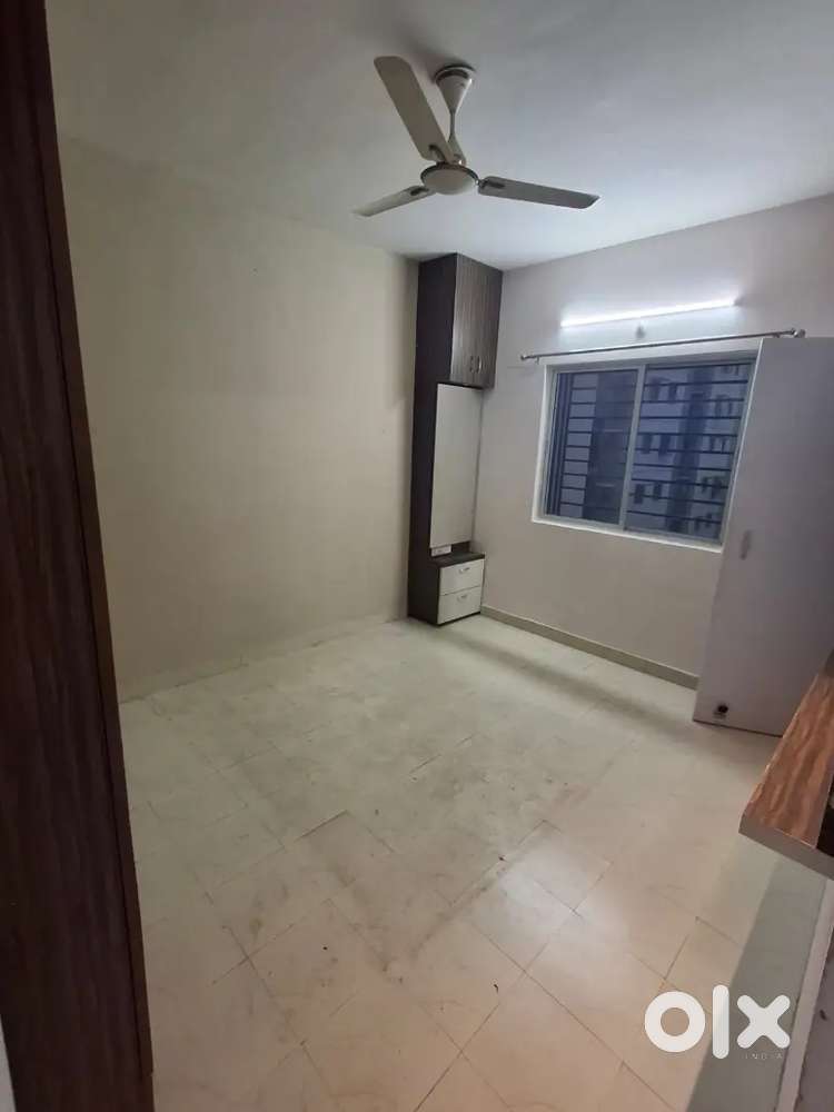 Available 2bhk flat rent and sell for aawdh vihar ,anshal