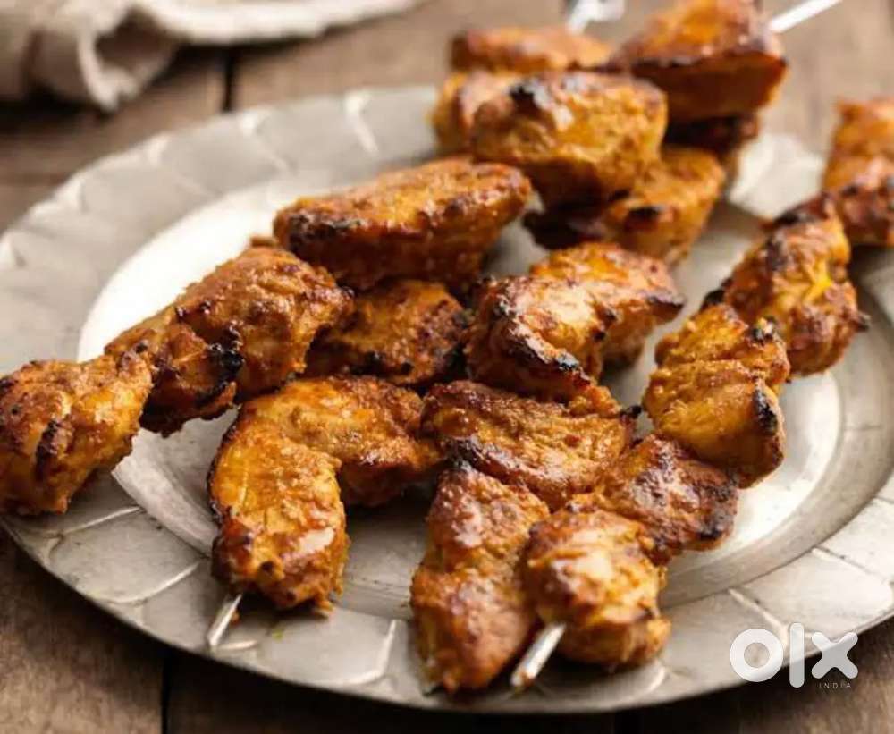 Tandoor cook chicken tikka aur tandoori ke liye aur ek helper