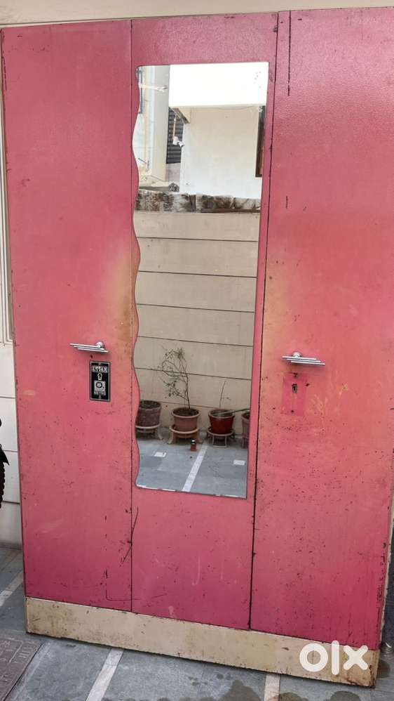 કબાટ વેચવાનો છે