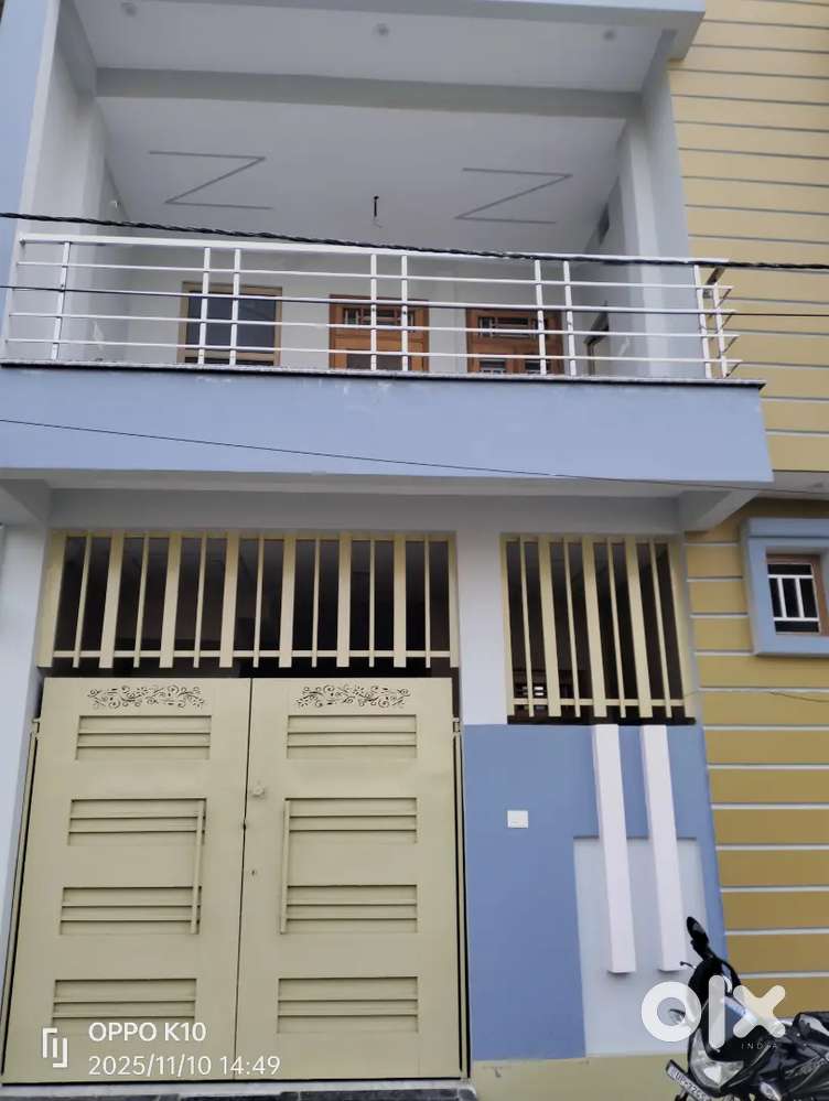 1055 एरिया में बना डेढ़ मंजिल का तुरंत रहने योग्य पारा निकट Raaj Estat