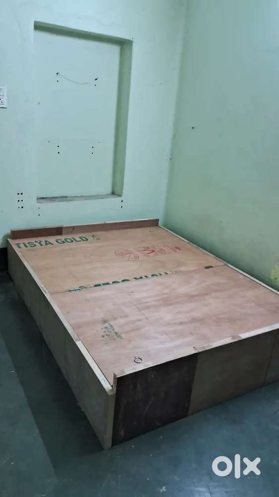 Opp. Behala Thana,Rent 8,000 on D.H road very good location ,balcony,