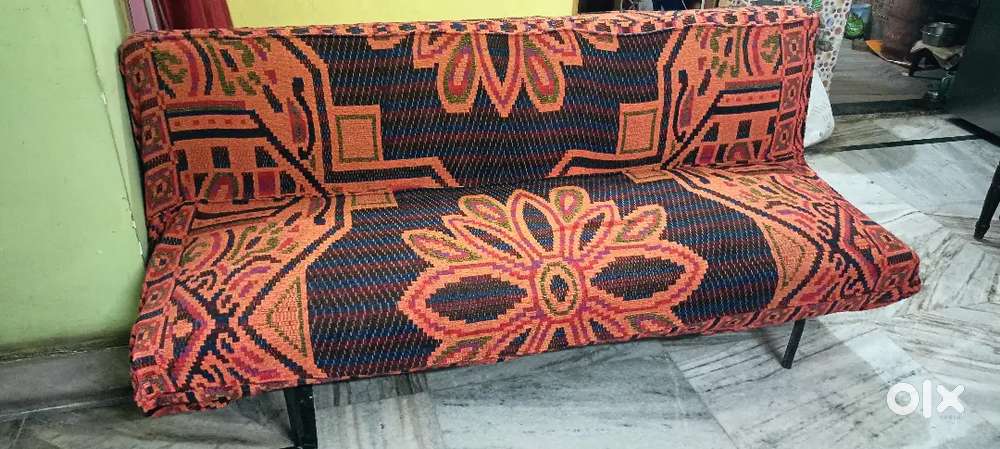 6ft Sofa Cum Bed at Rs 3000