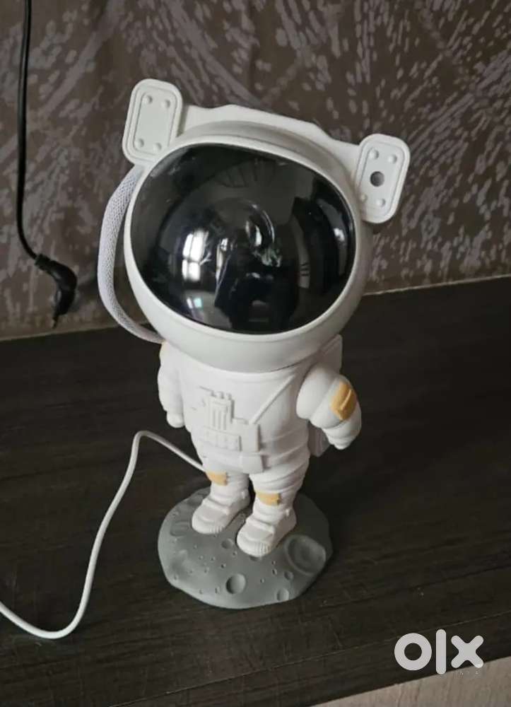 Astronaut lighting for ceiling