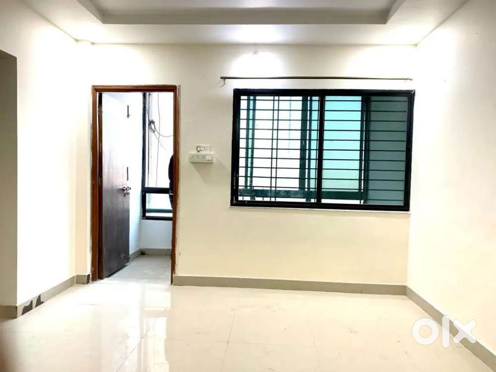 New contraction single room available. Furnished