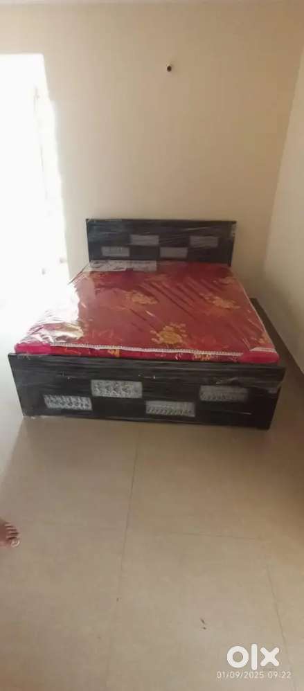 Factory price sale queen size cot with mattress at affordable price