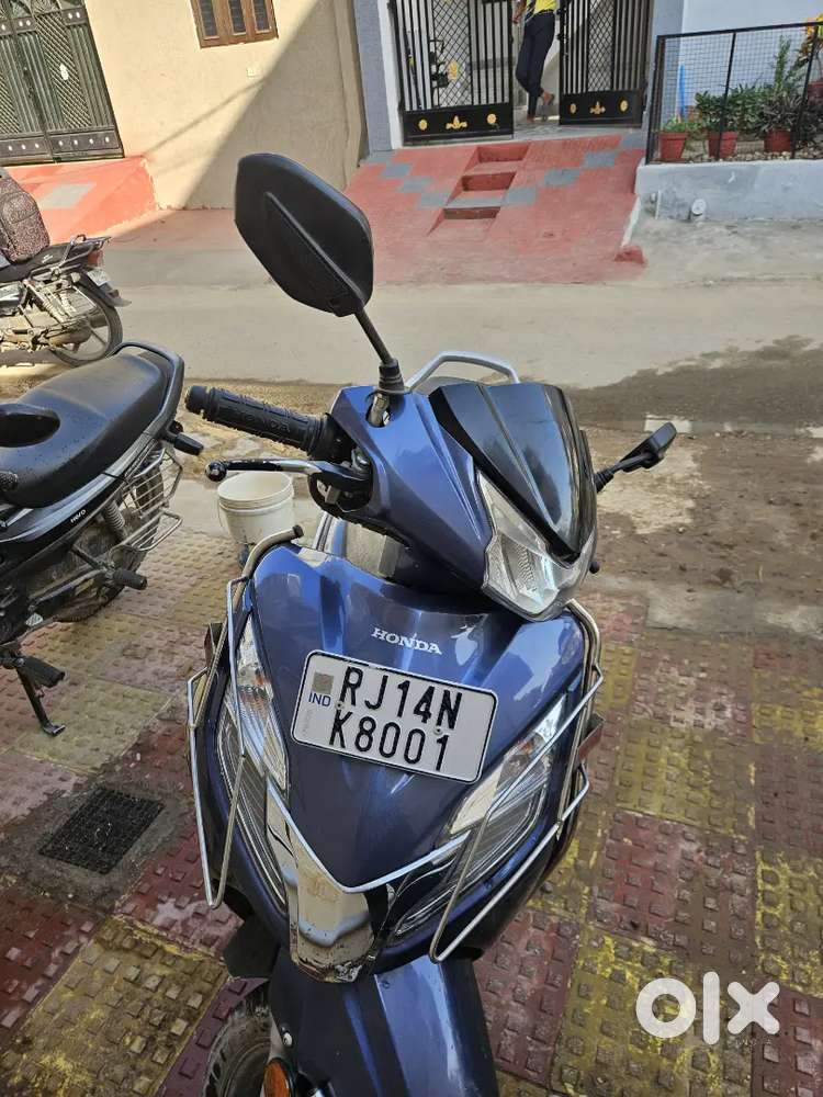 Activa 125 midnight blue , top model alloys and disc