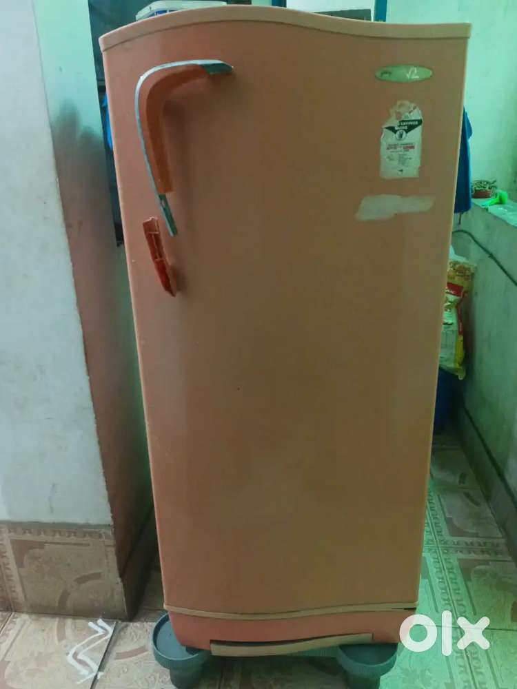 SELLING OLD WORKING FRIDGE