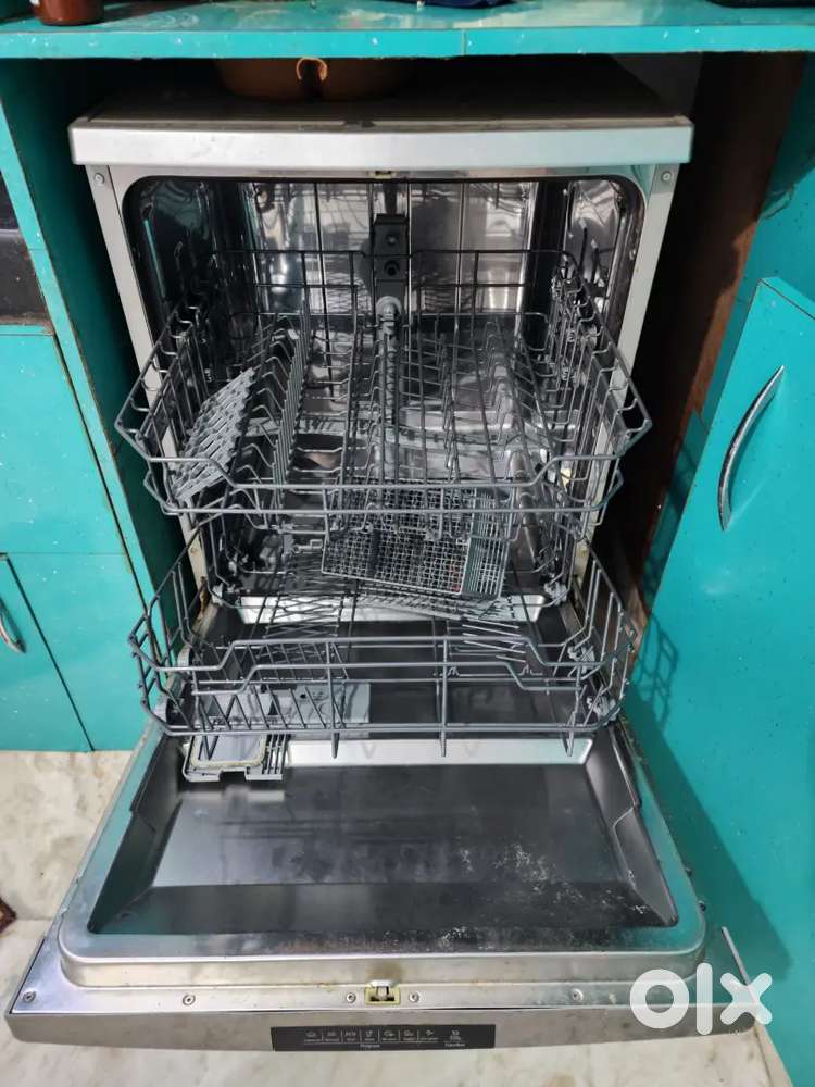 Dishwasher 13 plate set 2 years old, mint condition at low price